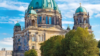 1986616.jpg Berliner Dom am Flussufer unter blauem Himmel.