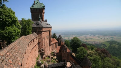 Burg Hochkönigsburg mit Blick auf die Landschaft.