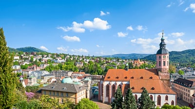 twerenbold_65094.jpg Panorama von Baden-Baden mit Kirche und grüner Landschaft.