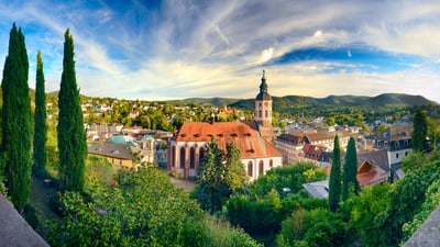 baden-baden.jpg Panoramablick auf eine Stadt mit Kirche und umgebender Natur.