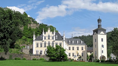twerenbold_67905.jpg Historisches Schloss mit Turm und Garten.