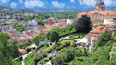 twerenbold_68465.jpg Ansicht von Melk mit Stift und Gärten, blauer Himmel.