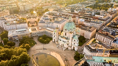 Luftaufnahme der Stadt mit historischer Kirche im Vordergrund.