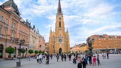 twerenbold_47673.jpg Belebter Platz mit grossen historischen Gebäuden und einer Kirche im Hintergrund.