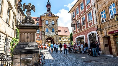twerenbold_68583.jpg Altstadtstrasse mit Fachwerkgebäude und Menschen.