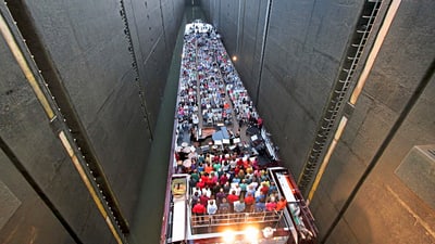twerenbold_72131.jpg Menschenmenge auf einem Schiff in einer Schleuse.