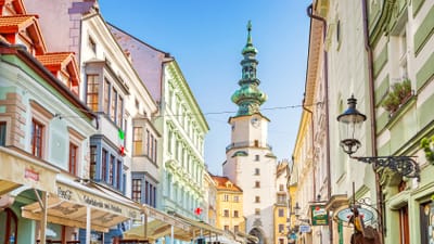 twerenbold_82952.jpg Strasse in der Altstadt mit Turm im Hintergrund.