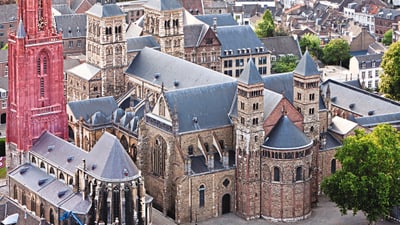 twerenbold_40715.jpg Luftaufnahme einer historischen Kirche mit Türmen in einer Stadt.