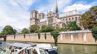 twerenbold_37418.jpg Kathedrale Notre-Dame und Touristenboot auf der Seine.