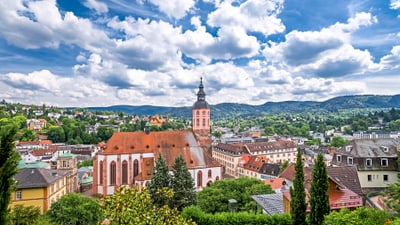 twerenbold_65095.jpg Stadtansicht mit Kirche und bewölktem Himmel.