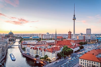 twerenbold_73169.jpg Berlin Stadtansicht bei Sonnenuntergang mit Fernsehturm und Spree.