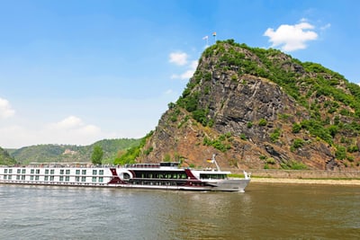 Kreuzfahrtschiff vor Loreley-Felsen auf Rhein.