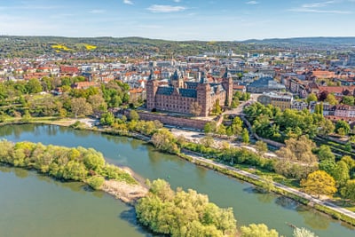 Luftaufnahme einer historischen Stadt mit Schloss und Fluss.