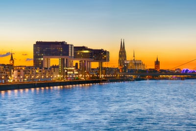 Panorama von Köln bei Sonnenuntergang mit Rhein und Kölner Dom.