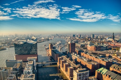 hamburg.jpg Luftaufnahme von Hamburg mit Elbphilharmonie und Hafen.