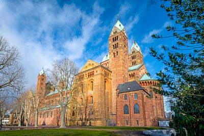 speyer-mit-dom.jpg Speyerer Dom mit blauem Himmel im Hintergrund.