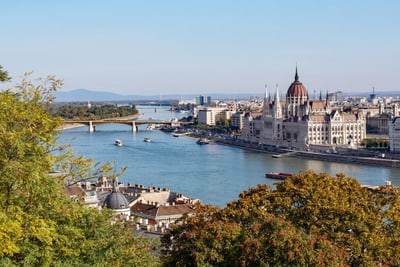 Panoramablick auf Fluss und Gebäude einer Stadt.