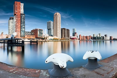 Hafenansicht mit Hochhäusern am Wasser in Rotterdam.