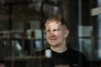 das-excellence-gourmetfestival-10.jpg Person in schwarzer Kleidung steht hinter einer Glasscheibe, umgeben von Innenraumeinrichtung.