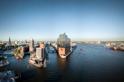 Panoramablick auf den Hafen mit modernen Gebäuden und Wasser.