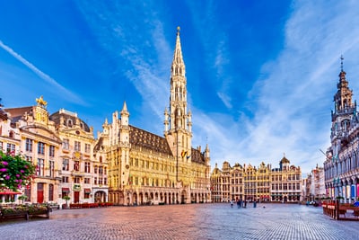 Historischer Platz mit grossen Gebäuden und blauem Himmel.