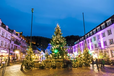 heidelberg.jpg Weihnachtsbaum und Lichter am Abend in einem Stadtplatz.