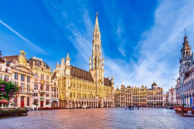 bruessel-grand-place-grote-markt.jpg Historischer Marktplatz mit grossen dekorativen Gebäuden und blauem Himmel.