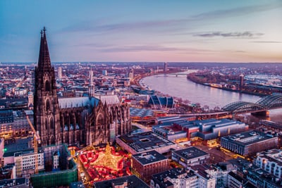 Luftaufnahme des Kölner Doms und der Stadt am Rhein bei Sonnenuntergang.