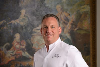 das-excellence-gourmetfestival-10.jpg Person in weissem Hemd vor einem Gemälde.