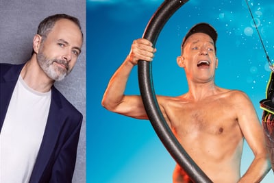 Drei Männer posieren humorvoll, einer mit Wasserrohr.