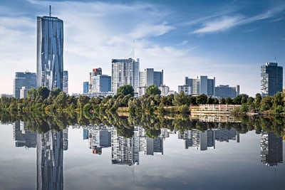 twerenbold_75555.jpg Wiener Skyline mit spiegelndem Wasser.