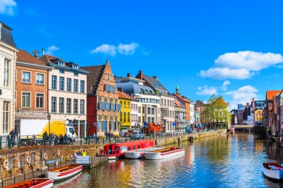 Stadtansicht mit Kanal und bunten Häusern bei klarem Himmel.