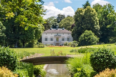 alte-gemuesesorten-europas-groesste-iris-sammlung-englischer.jpg Herrenhaus im Park mit Brücke und Teich.