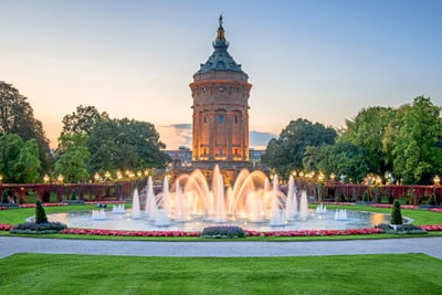 Wasserturm in Mannheim mit Springbrunnen und Gartenanlage.