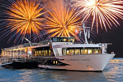 jahreswechsel-an-bord-der-excellence-queen.jpg Schiff auf einem See mit buntem Feuerwerk im Hintergrund.