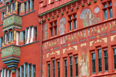 schmuckstueck-und-stolz-der-stadt-das-basler-rathaus-erbaut.jpg Rotes Gebäude mit Wandmalereien und Ornamenten.