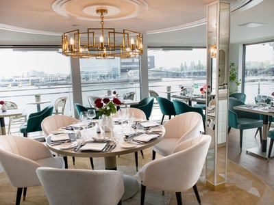 Elegantes Restaurant mit Tisch und Panoramafenster.
