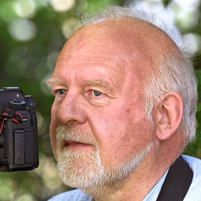 hermann-dirks.jpg Älterer Mann mit Kamera im Freien.