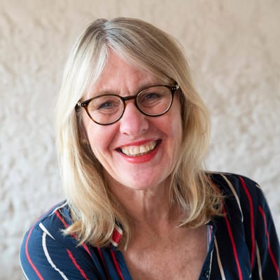 in-frankreichs-wilden-sueden-1.jpg Frau mit Brille lächelt in die Kamera.