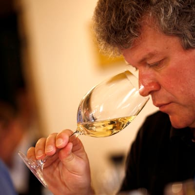die-koestlichkeiten-des-suedens-1.jpg Person riecht an einem Glas Weisswein.