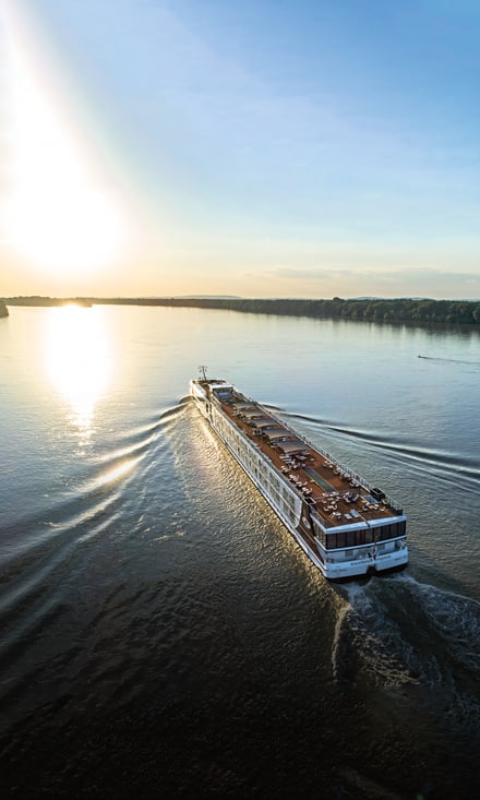 Luftaufnahme des Flusskreuzfahrtschiffs Excellence Empress auf der Donau bei Nyergesújfalu, Ungarn, im Abendlicht.