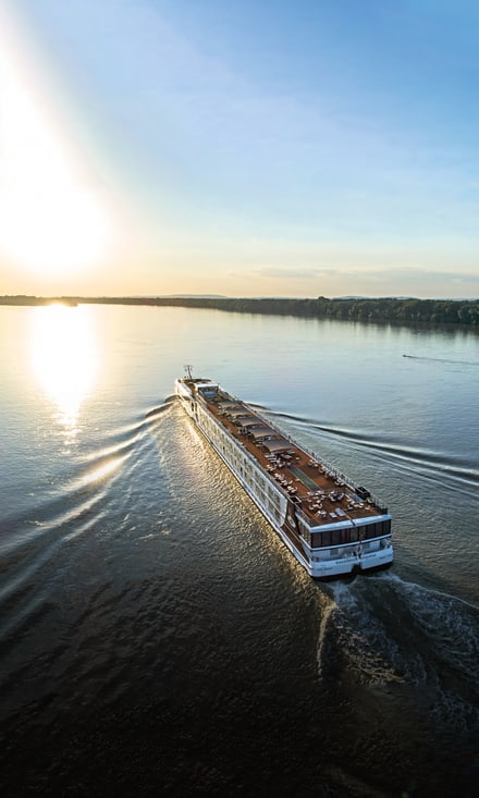 Luftaufnahme des Flusskreuzfahrtschiffs Excellence Empress auf der Donau bei Nyergesújfalu, Ungarn, im Abendlicht.