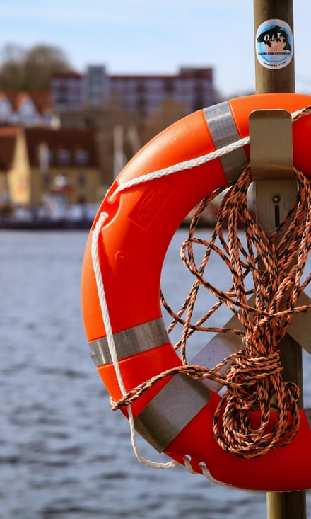 Roter Rettungsring am Hafen