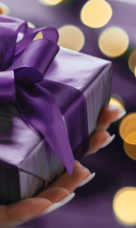 Ein Geschenk überreichen