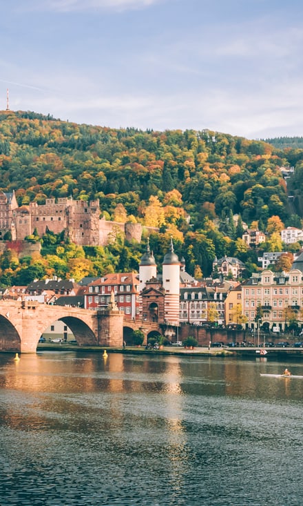 Heidelberger Schloss und Alte Brücke über den Neckar im Herbst.