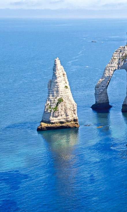 Kreidefelsen von Étretat an der Küste.
