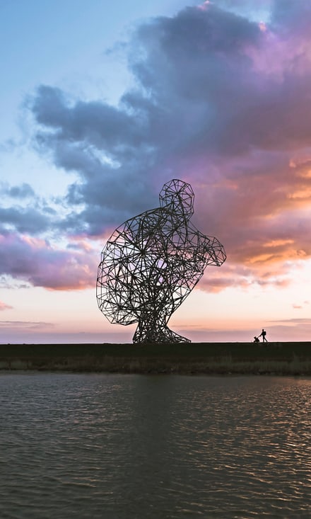 Riesige Drahtgitter-Skulptur «Exposure» von Antony Gormley bei Sonnenuntergang am Ufer in Lelystad, Niederlande.