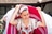 Frau in bunter traditioneller Tracht mit gestickten Mustern und Kopfschmuck.