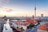Berlin Stadtansicht bei Sonnenuntergang mit Fernsehturm und Spree.