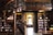 Holztreppe und Regale in einer eleganten Bibliothek.